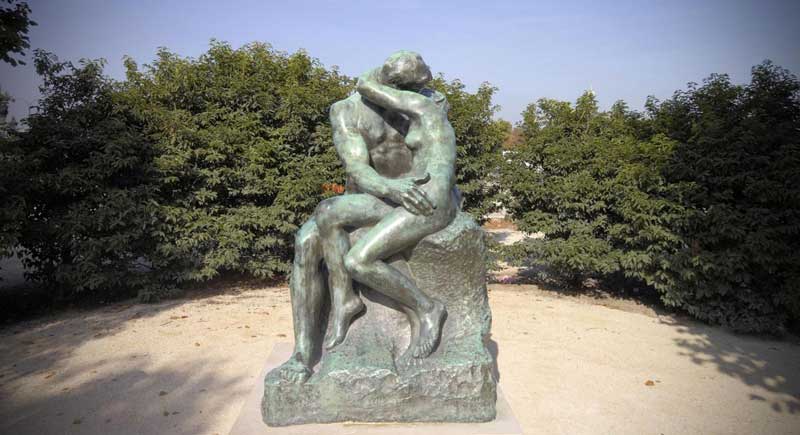 This bronze cast of the statue is in Paris