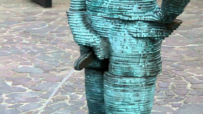 urinating statues