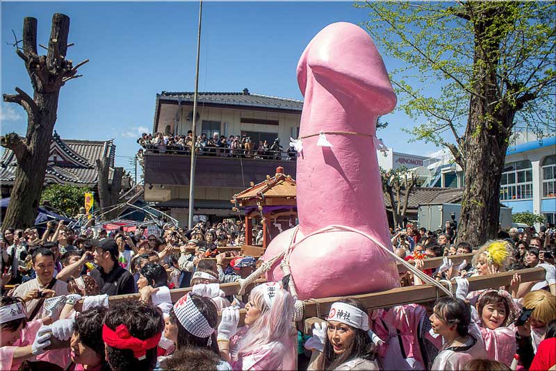 The pink phallus in Elizabeth Mikoshi